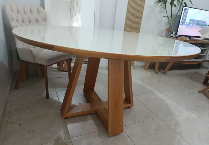 Mesa de jantar 150x150 em madeira redonda
