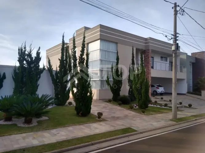 A casa possui irrigação automática, cortina elétrica, portas dos quartos elétricas, energi