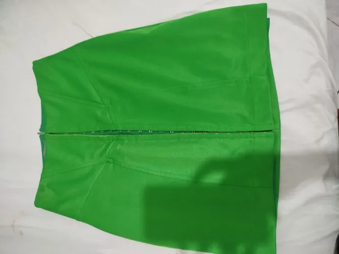 Saia verde com botões