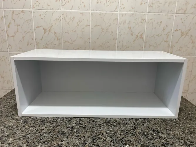 Prateleira branca para decoração