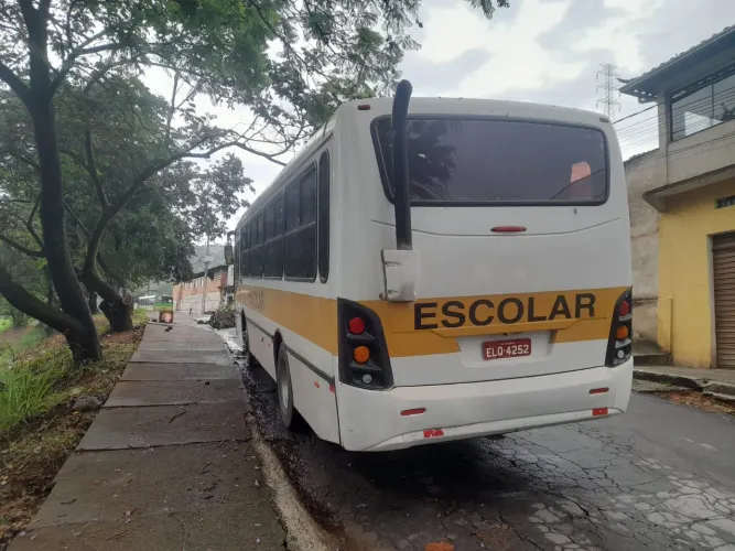 Ônibus escolar com serviço.