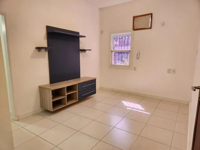 Laranjeiras Junto praça São Salvador Alugo 2 quartos suite 3.500,00 + taxas