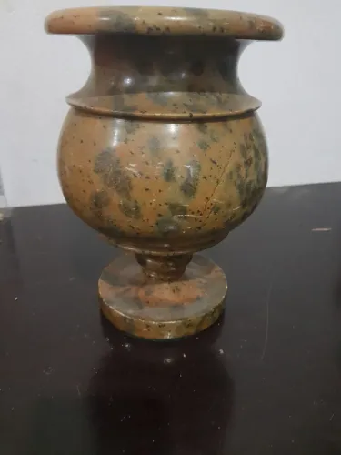 Vaso em pedra sabão, medida 21 cm de comprimento por 16 de largura 