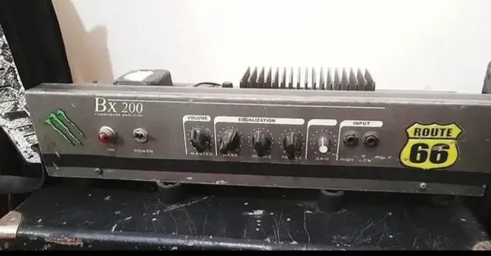 Amplificador Cabeçote de Baixo BX 200