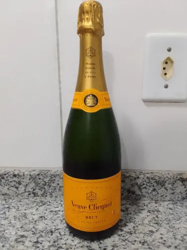 Veuve Clicquot Brut - Champagne Gelado. 