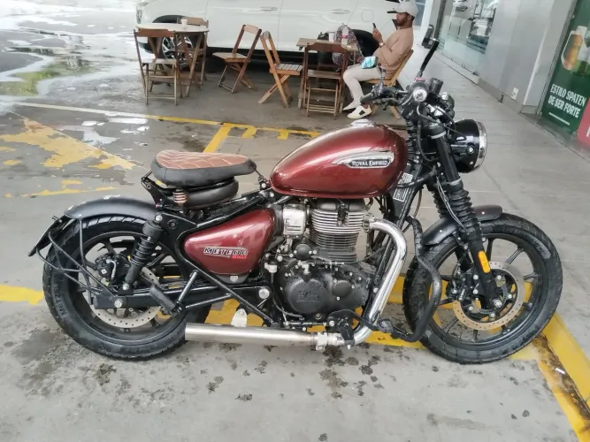 Royal Enfield Meteor 350 customizada