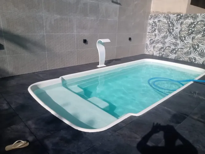 Vendo uma piscina.