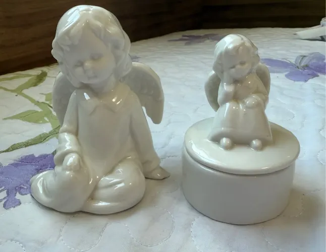 Anjos de cerâmica decorativos