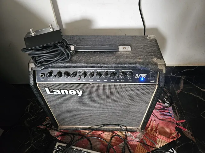 Laney LV 100 65w com pedal footswitch original e manuais (precisa de limpeza nos knobs)