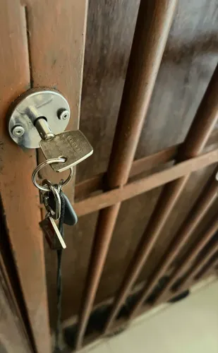Porta de ferro - usada , em bom estado 