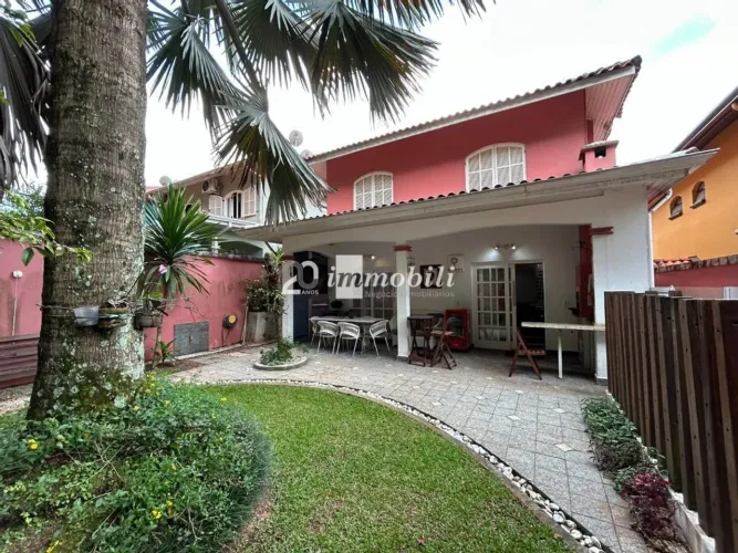 Casa à venda em Cotia, Granja Viana, com 3 suítes, com 217 m², Villanova
