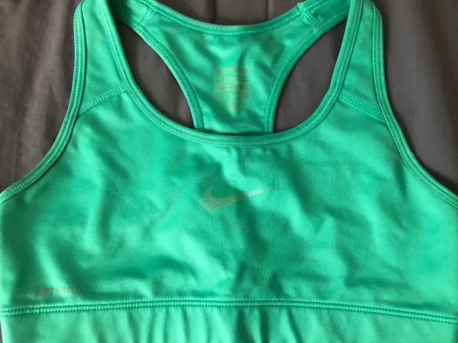 Top esportivo nike verde