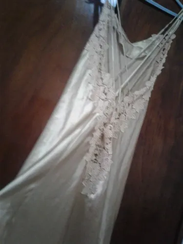 camisola de cetim padrão italiana, marca tentacion dourada nova com aplicação renda