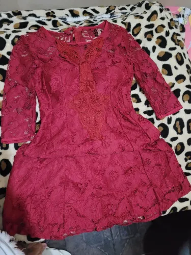 Vestido de renda bordô