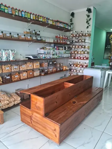 Expositor escada com baú