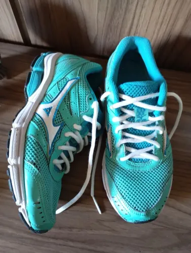 Tênis Mizuno verdinho 35