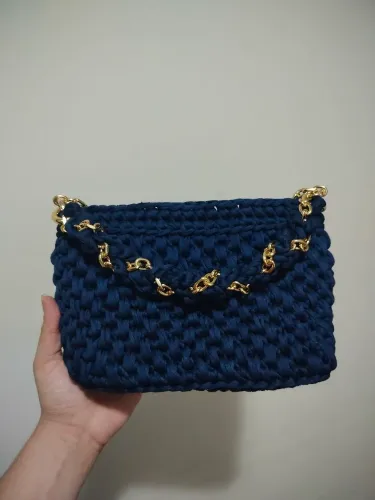 Bolsa Azul com Detalhes Dourados e corrente transversal