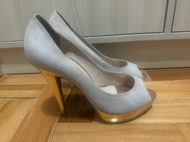 Peep toe nude solado dourado Villa Vittini