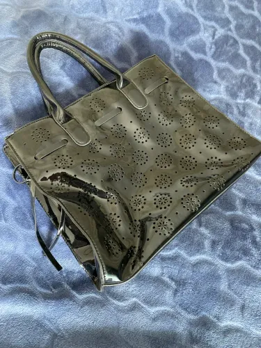 Bolsa preta em verniz 