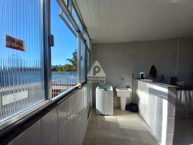 Prédio em Vila em Botafogo, Rio de Janeiro - RJ 4 Quartos. 3 Banheiros, Varanda.