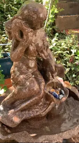 Fonte de água em formato de concha 