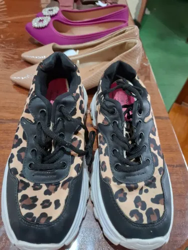 Belo tênis animal print onça