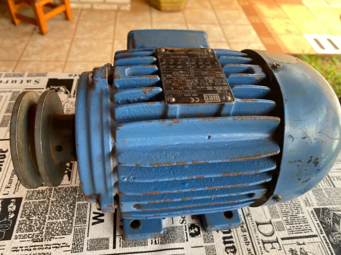 Motor elétrico trifásico WEG