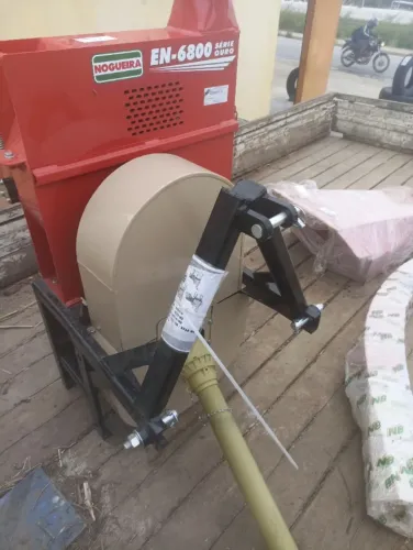Ensiladeira EN 6800 com acesso pra trator