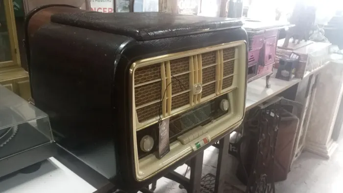 Rádio Antigo com toca disco  Decoração/Colecionador