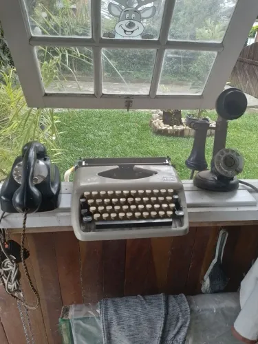 Maquina de escrever tiippa mas dois telefones
