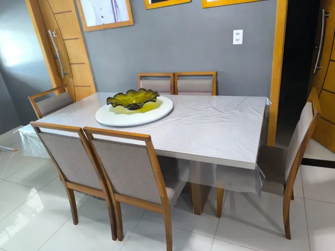 Mesa de Jantar com 6 Cadeiras de 1.600 por 1.400 P/ vender logo.
