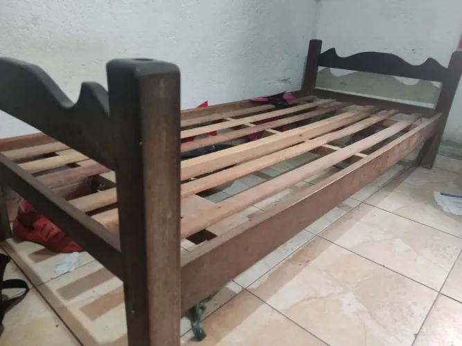 Cama de madeira com design clássico