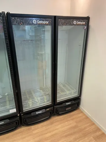 Freezer expositor Gelopar 2 portas 950L - degelo automático - pronta entrega