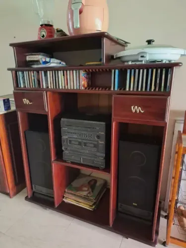 Rack de madeira para som e CDs