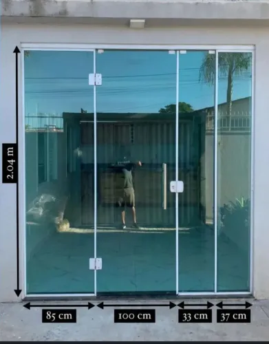 Porta de vidro 2.55x2.04 pouco tempo de uso