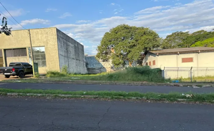 Terreno amplo à venda na Avenida Beira Rio - Vila Portes em Foz do Iguaçu | 486m²