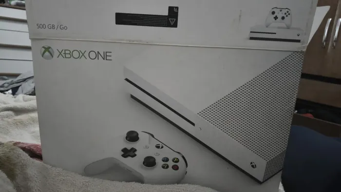 Xbox one s, com detalhe