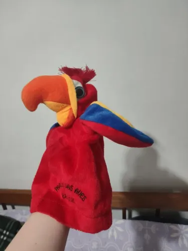 Brinquedo fantoche de pelúcia arara vermelha parque das aves