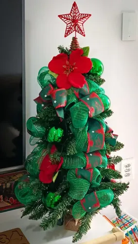 Árvore de Natal pequena competa