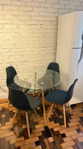 Mesa Eames Eiffel redonda (90cm) com tampo de vidro + 4 cadeiras Charles Eames