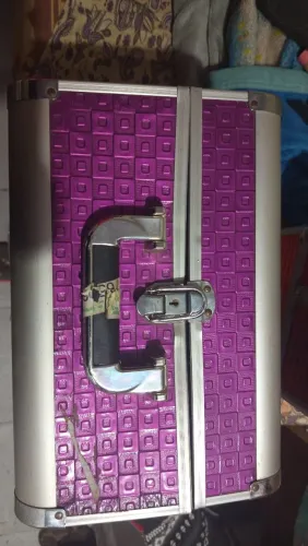 Vendo maleta de maquiagem ?