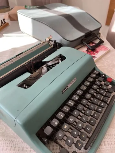 Máquina de escrever olivetti lettera 32
