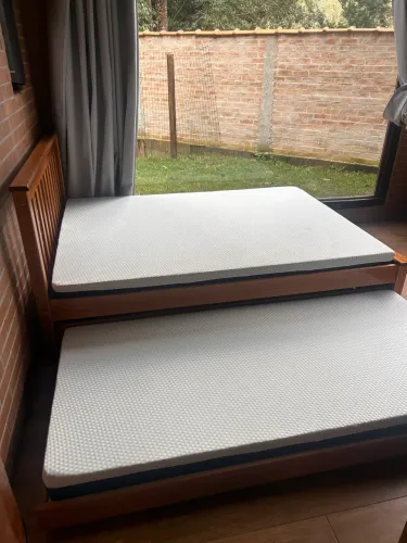 Conjunto camas de casal e solteiro com colchões espuma D33