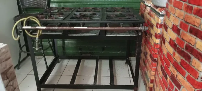 Fogão industrial semi - novo $650.00 reais no precinho pra vender logo