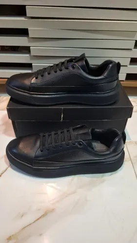 Sapato de couro legítimo marca sola do sapato