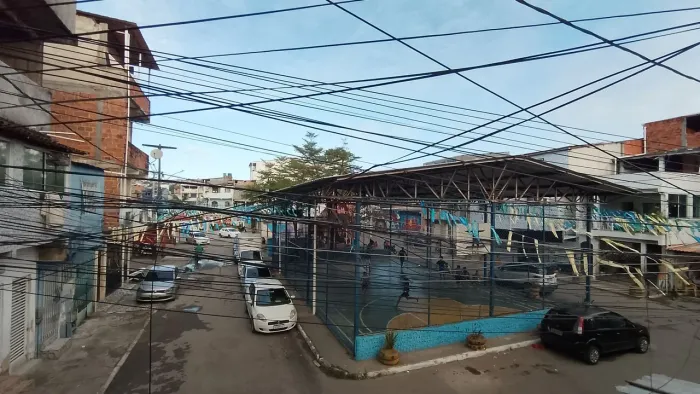Lindo quarto e sala frente de rua primeiro andar