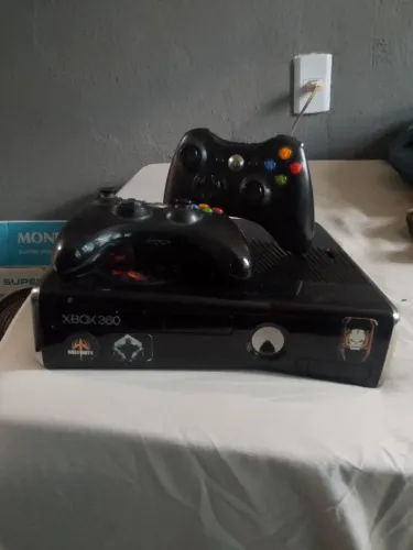 Xbox 360 com dois controles e vem com 4 jogos