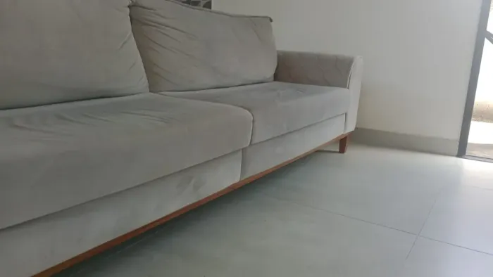 Sofa living em veludo cinza claro, madeira maciça!!!