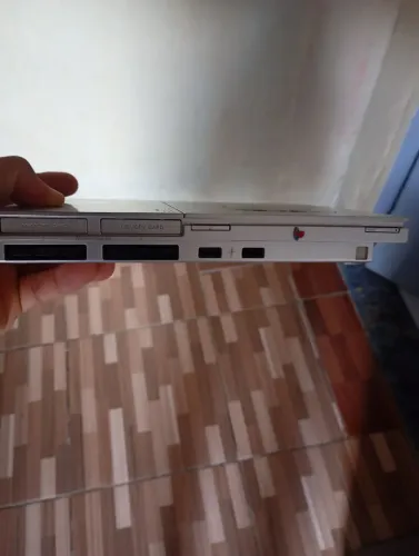 PS2 COM CABOS E UM CONTROLE, ESTÁ COM DEFEITO, NAO SAÍ O SOM E IMAGEM 
