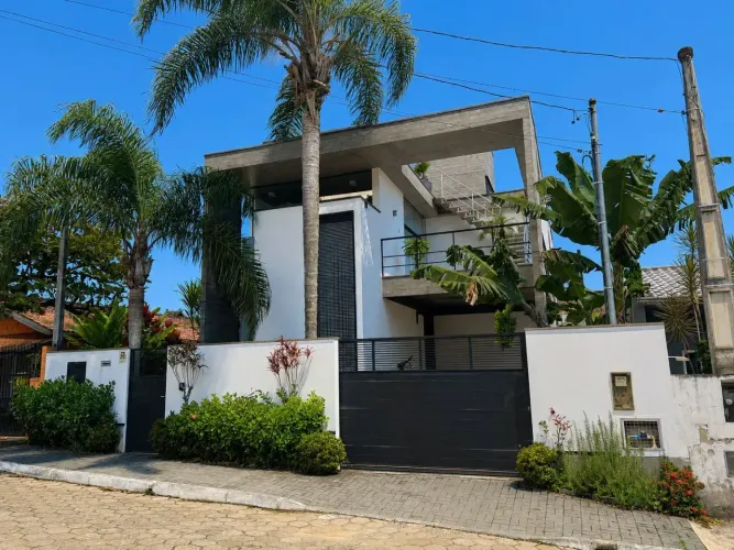 Sobrado 3 dormitórios, sendo 2 suítes, alto padrão a 250 metros da Praia do Quilombo no ce